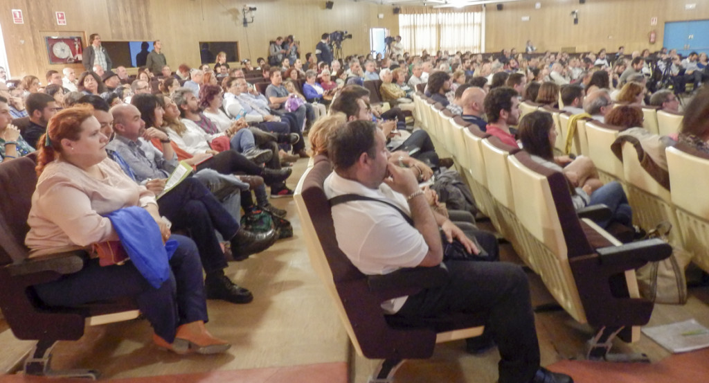 El Aula Magna de lFilosofía se llenó durante el acto