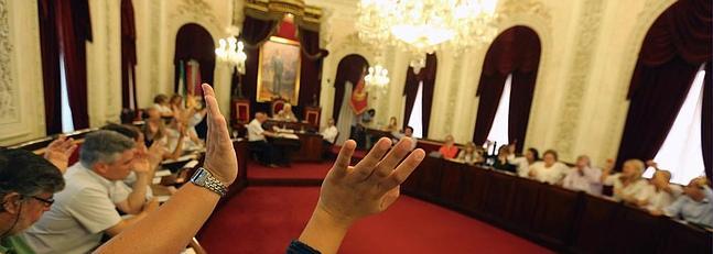 Una votación en un pleno del Ayuntamiento de Cádiz. Foto La Voz de Cádiz