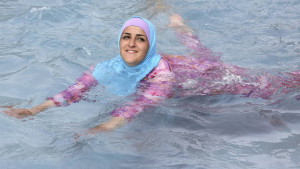 polemica-en-francia-un-parque-acuatico-crea-una-jornada-de-burkini-para-musulmanas