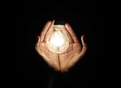 Bombilla encendida, no a los cortes de luz